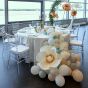 Ballontraube mit Blüten für Banketttisch