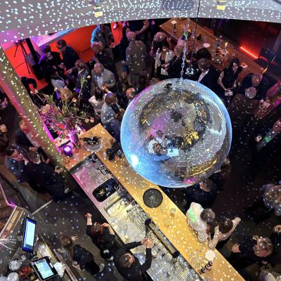 Shine Baby shine! Discokugel bringen Glam.